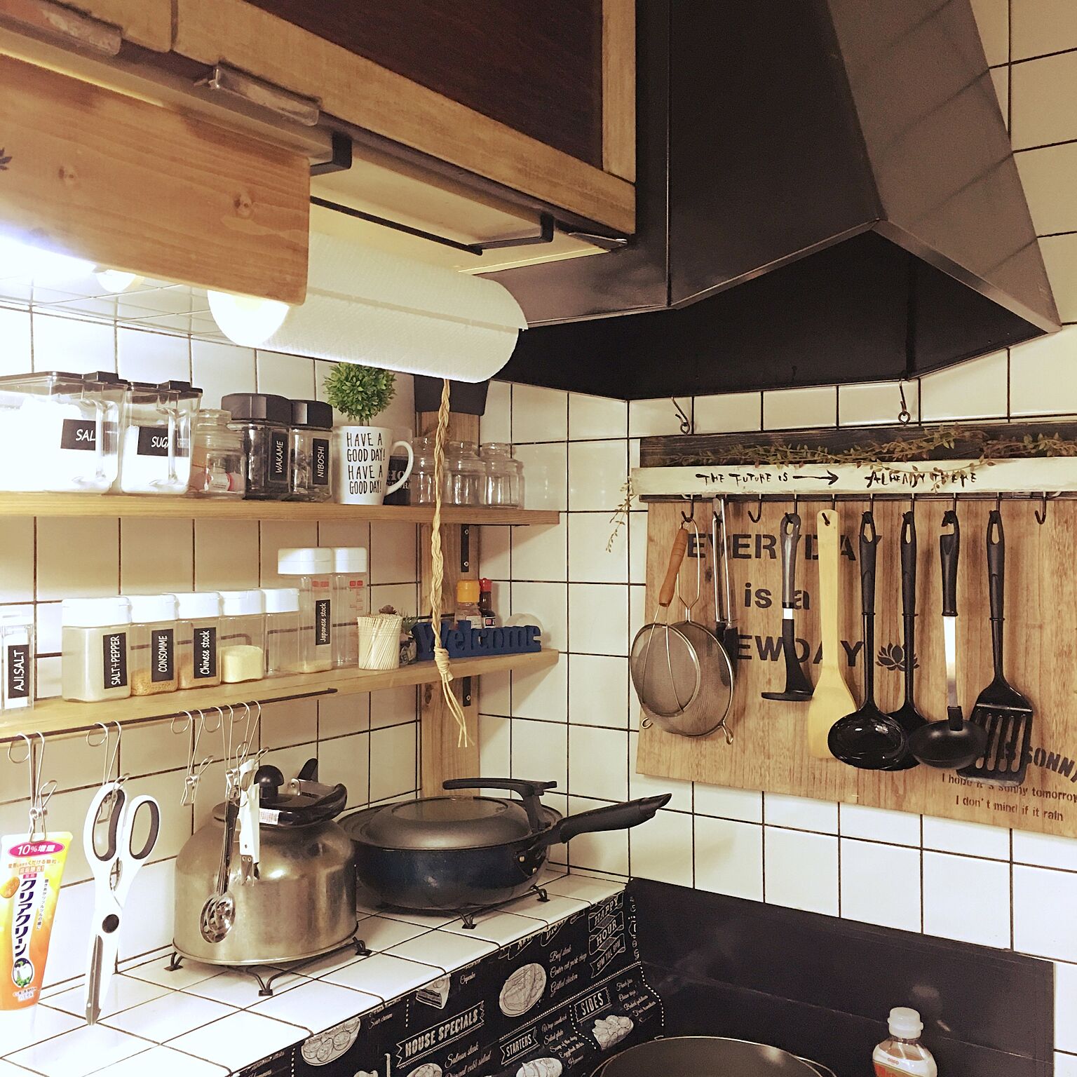 こちらは、キッチンにディアウォールを使用しDIYした調味料棚を設置しています。コンロ奥のスペースを有効活用できていますね。