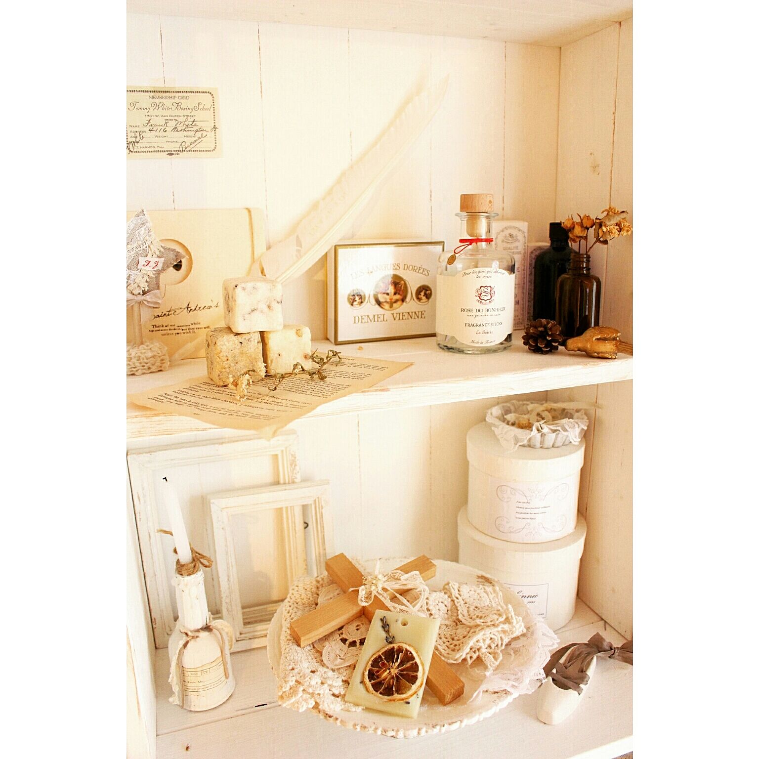 小物と一緒に手作りアロマ石鹸やアロマワックスバーを飾って。色々手作り出来るのもアロマの楽しさです。