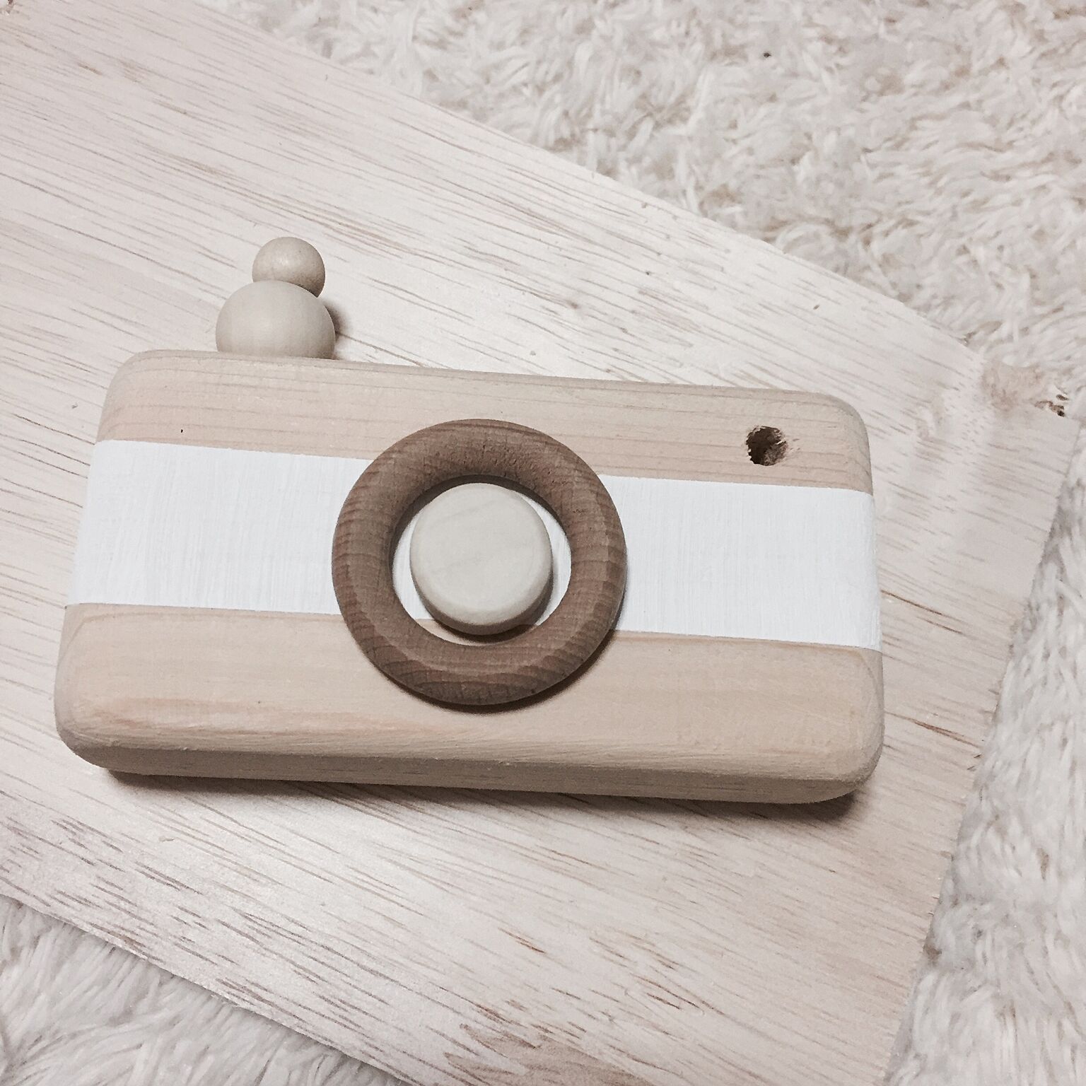 こちらは、木製のハンドメイドのカメラです。木のパーツの組み合わせと、ナチュラルな色合いで優しい手作りおもちゃに仕上がっています。