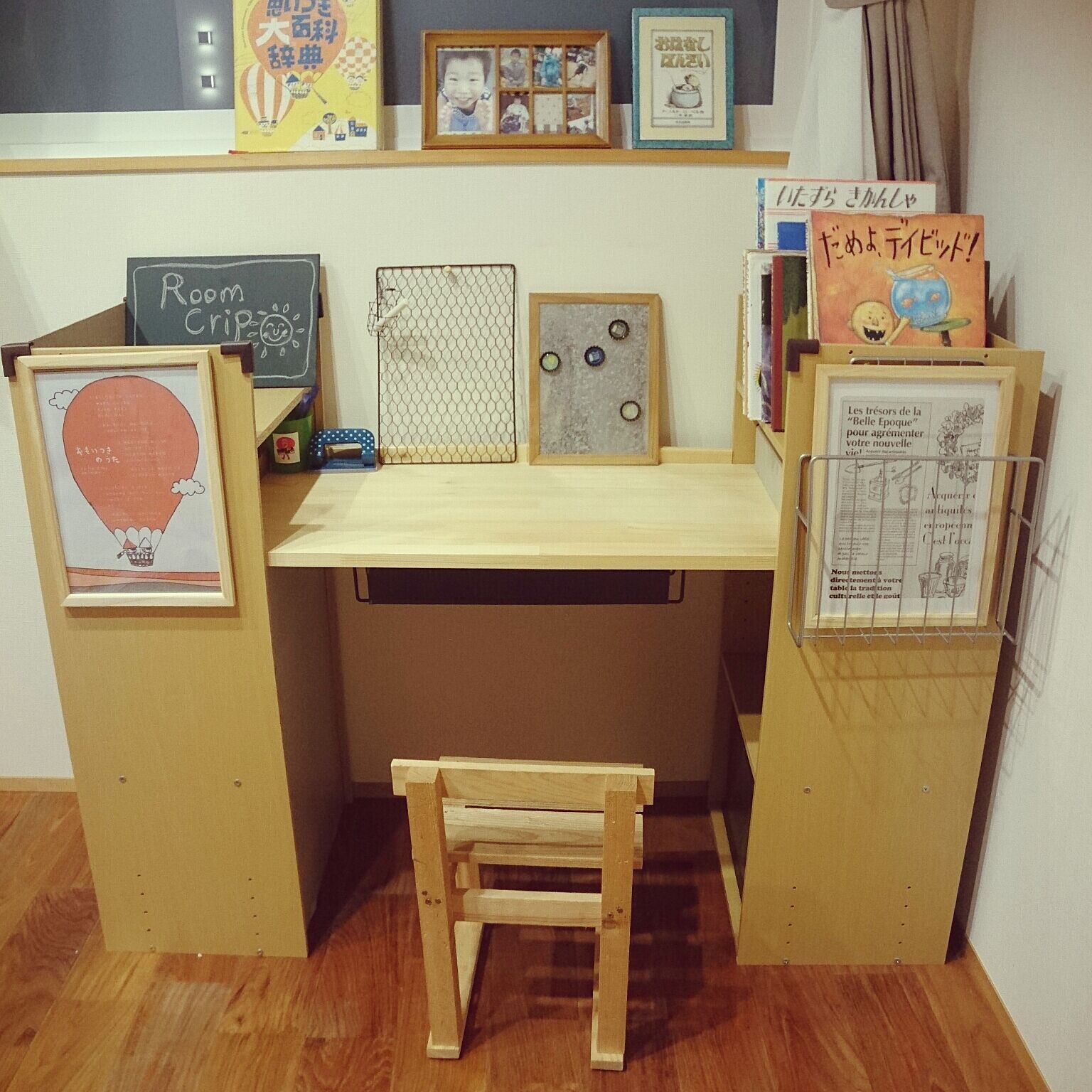 カラーボックスの横に網かごの収納ラックもあって、見た目にもおしゃれな学習机です。木製の椅子がかわいいですね。